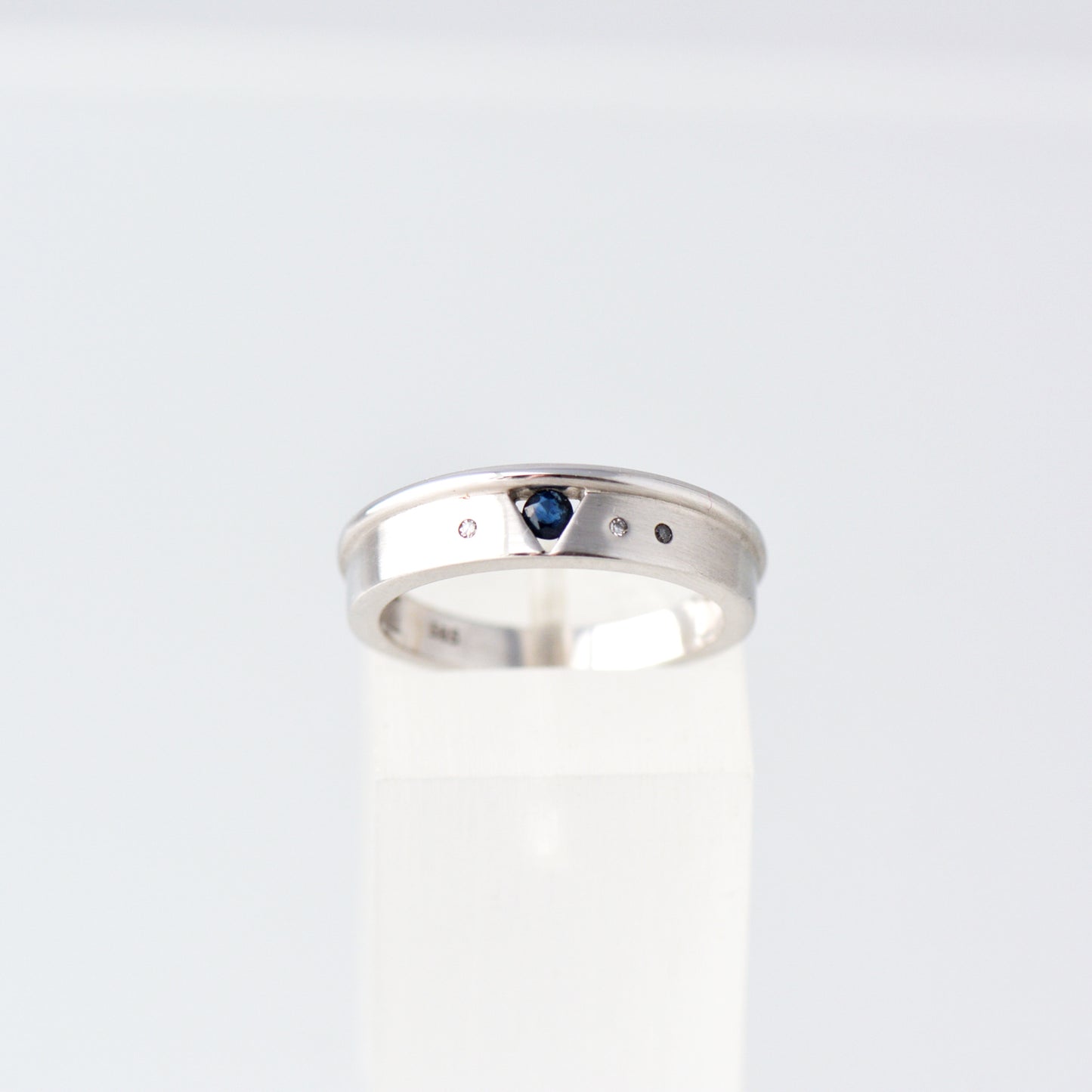 Weißgoldring mit Saphir