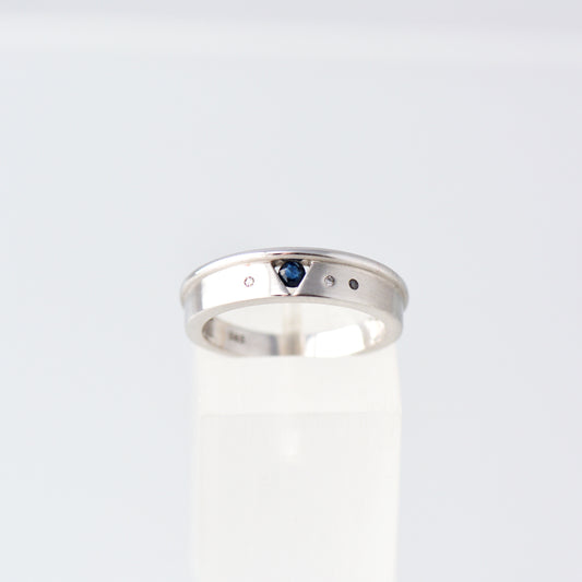 Weißgoldring mit Saphir