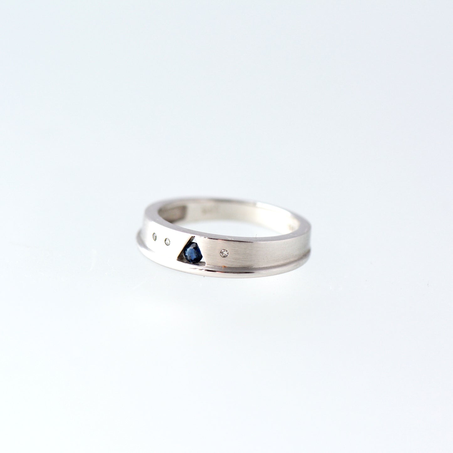 Weißgoldring mit Saphir