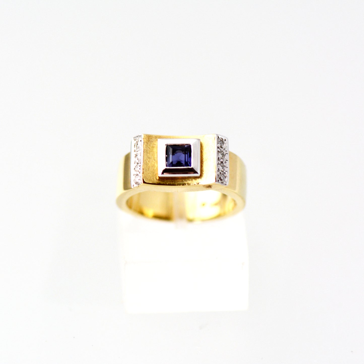 Ring with Iolite